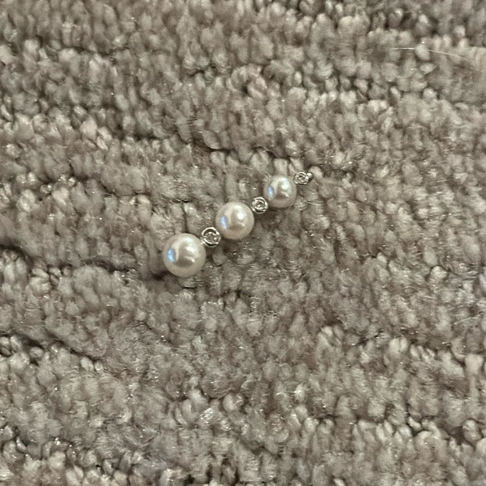 Pearl and diamond pendant